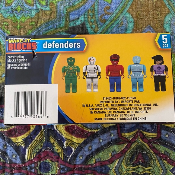 3 pr. of SpongeBob socks & 2 packs Defenders & 1 Galactic Battles make-it blocks - Picture 9 of 11